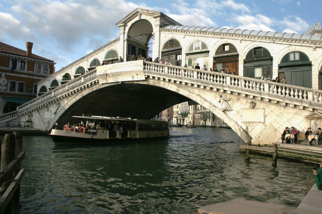 Venice_-_Rialto_Bridge_-_01